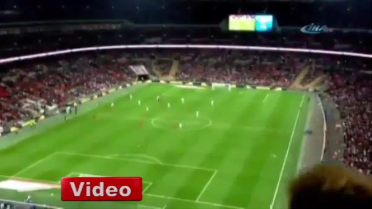 Kağıt Uçakla Tribünden Futbolcuyu Vurmak