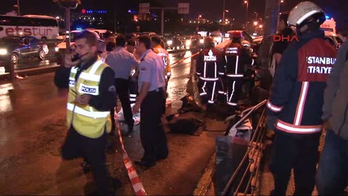 Kaza Yapan Otomobil İkiye Ayrıldı: 2 Ölü