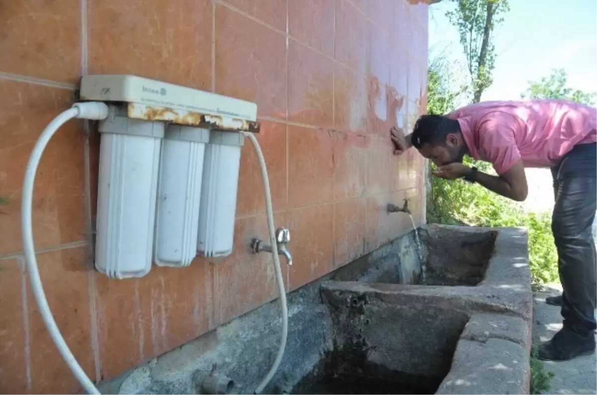 Köy Çeşmesine Takılan Su Arıtma Görenleri Şaşırtıyor