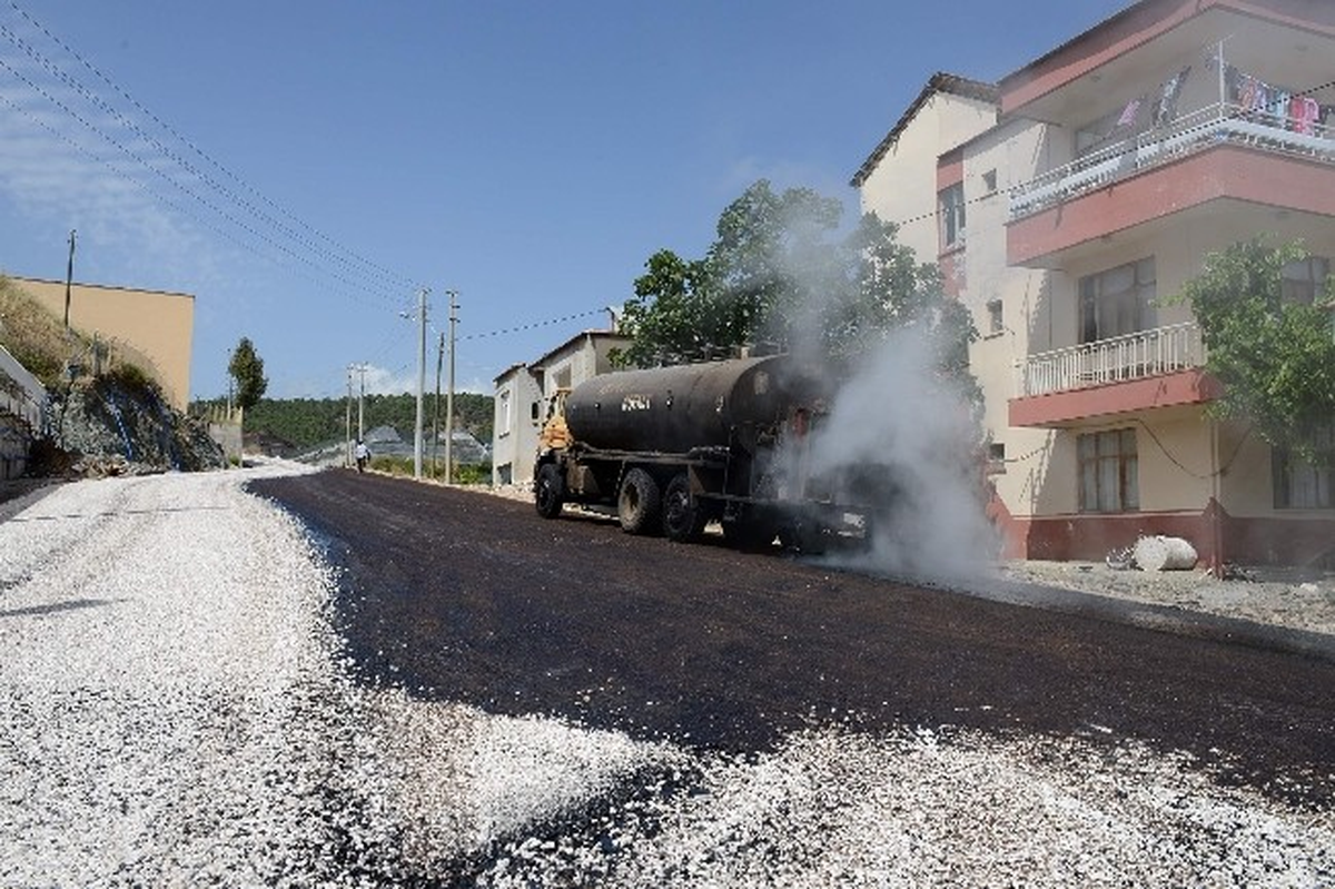 Kumluca\'da Yılın İlk Asfaltı Döküldü
