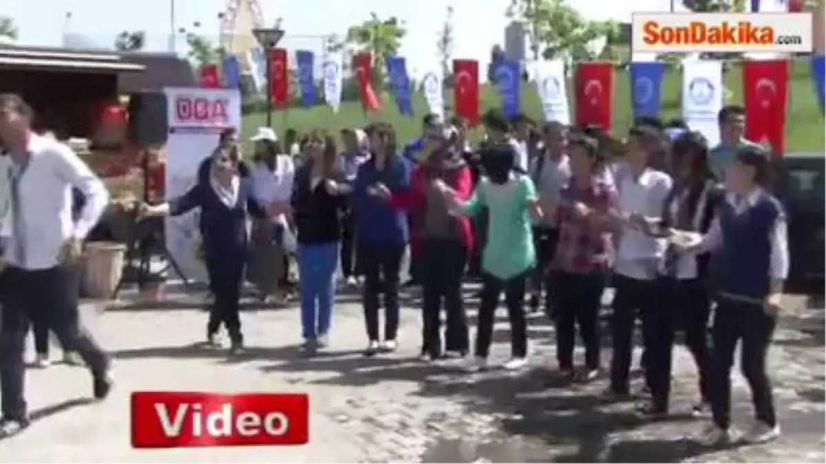 Öğrenciler Üniversite Tanıtım Fuarını Şenliğe Çevirdiler