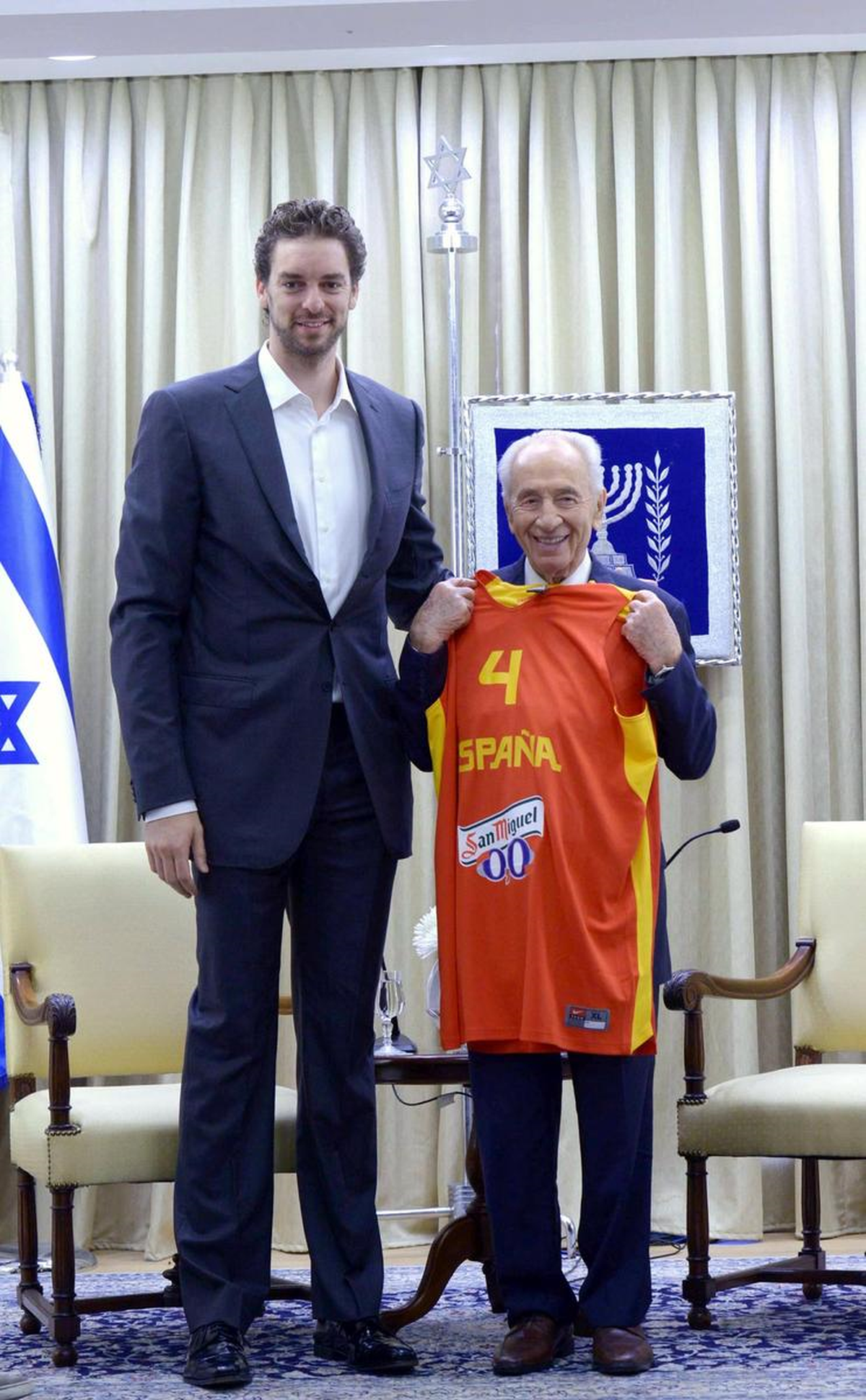 Peres, Los Angeles Lakers\'ın Kaptanı Gasol\'u Kabul Etti
