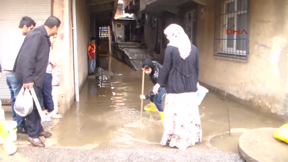 Sağanak Yağış Su Baskınlarına Neden Oldu