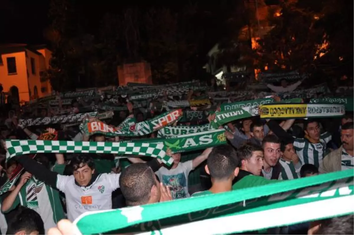 Taraftarlar Bursaspor Kuruluş Yıldönümünü Kutladı