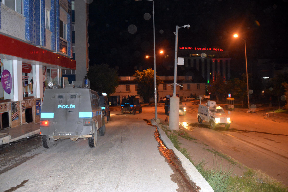 Tunceli\'de Taşlı Saldırıya Polis Müdahalesi