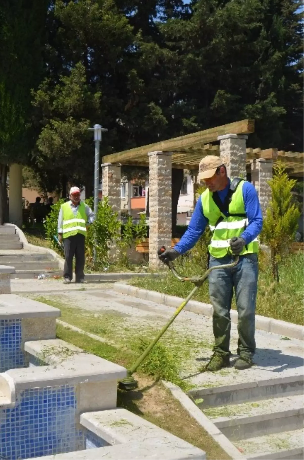 Veliköy\'de Park ve Bahçe Temizliğine Başlandı