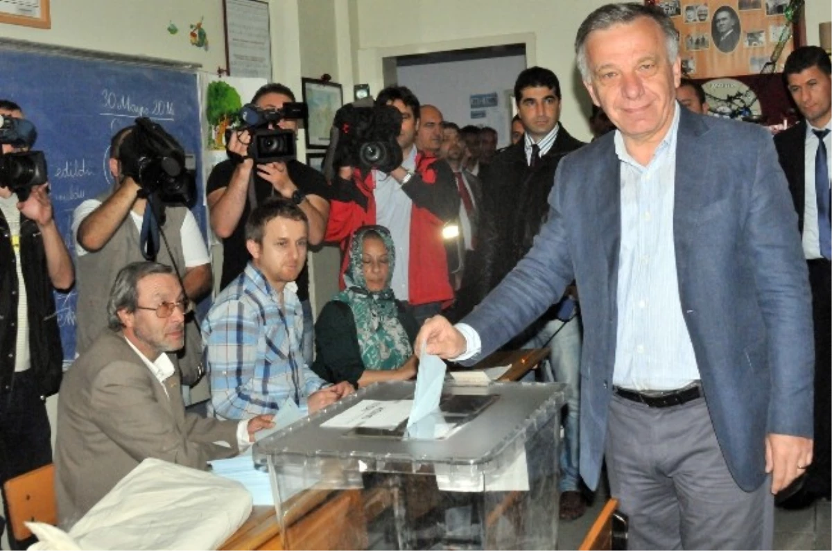 Yalova\'da AK Parti ve CHP Adayları Oylarını Kullandı