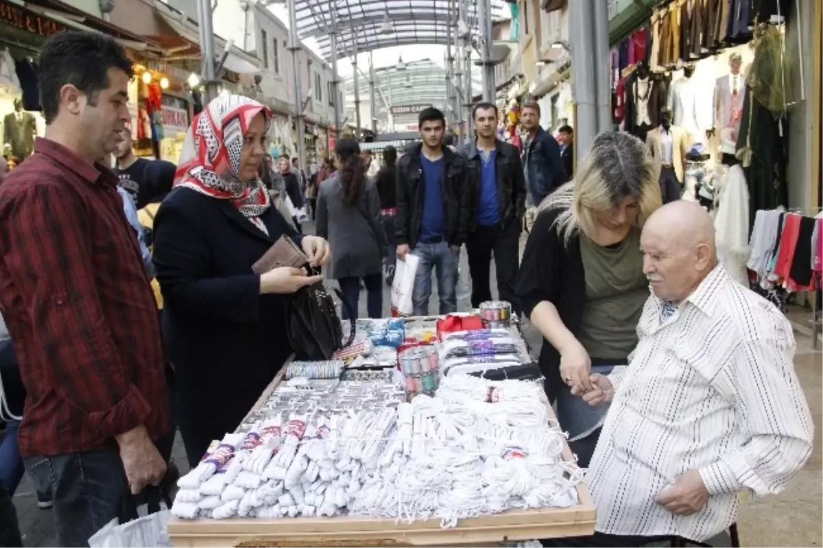 Yarım Asırdır Görmeden Satış Yapıyor