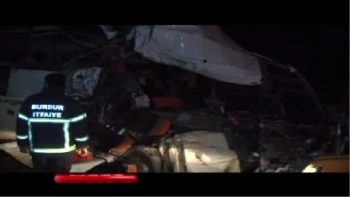 Yolcu Otobüsü, Kamyonla Çarpıştı: 1 Ölü, 33 Yaralı