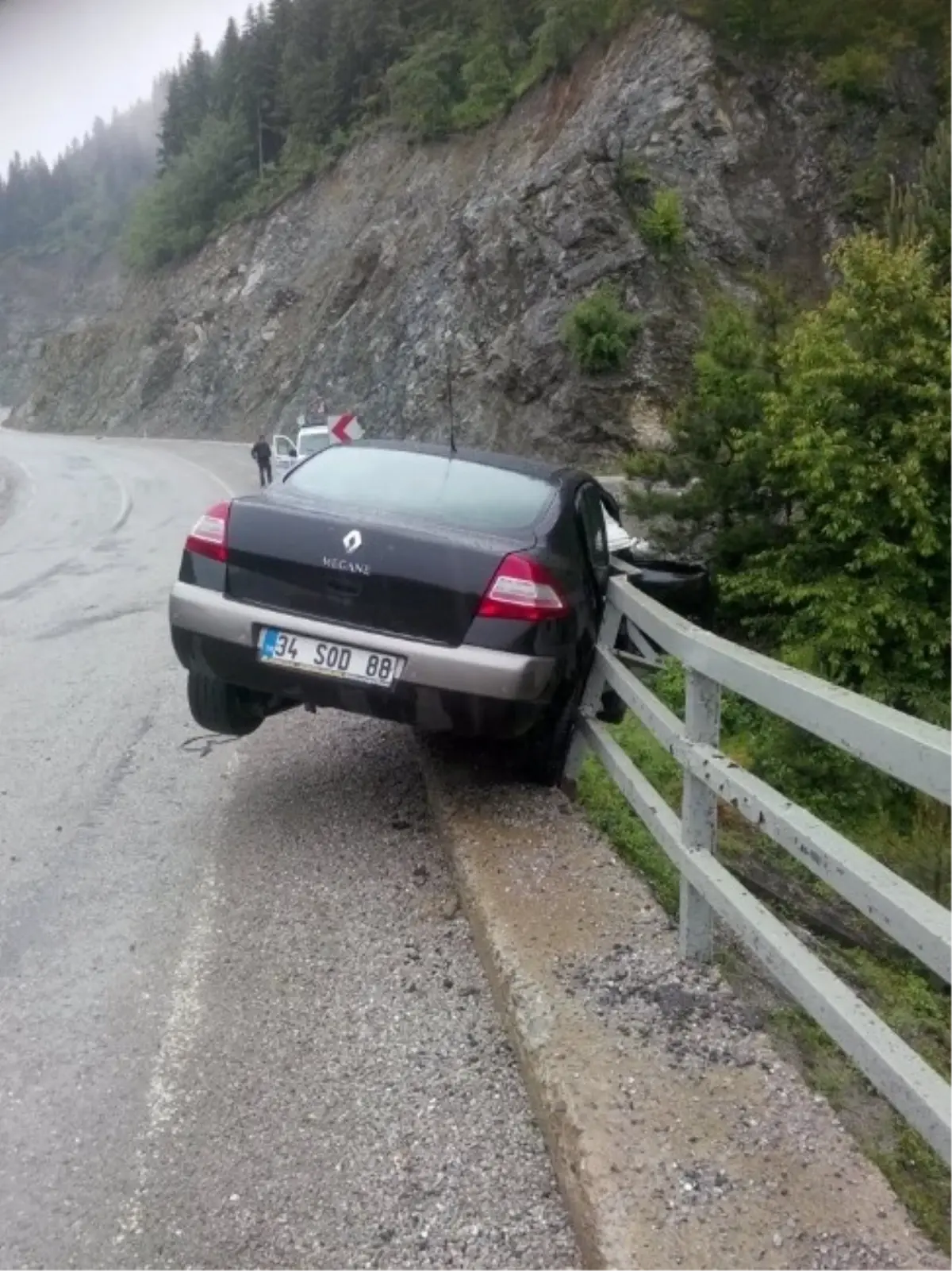 Yoldan Çıkan Otomobil, Korkuluklarda Asılı Kaldı