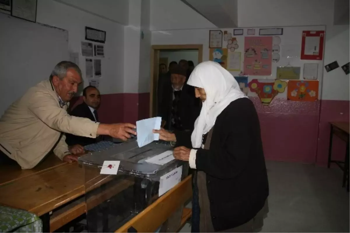 Yozgat\'ın Eymir Beldesinde Seçim Başladı