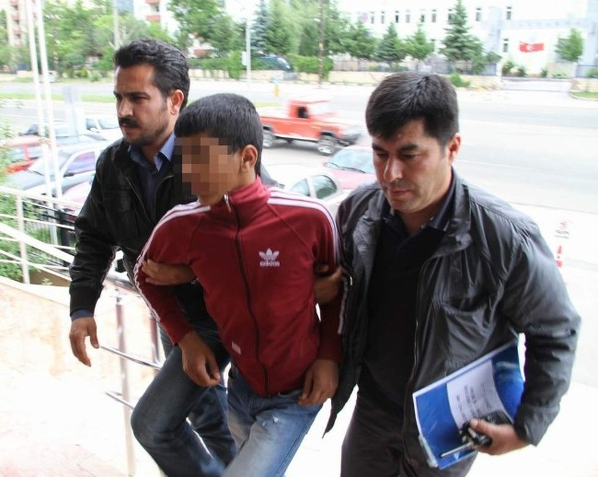 14 Yaşında Gasptan Tutuklandı