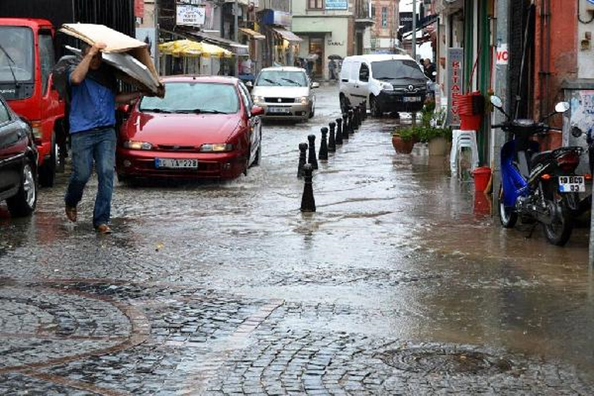 Ayvalık\'ta Yağış Yaşamı Olumsuz Etkiledi
