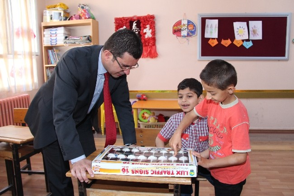 Başkan Gönenç Öğrencilere Eğitim Seti Hediye Etti