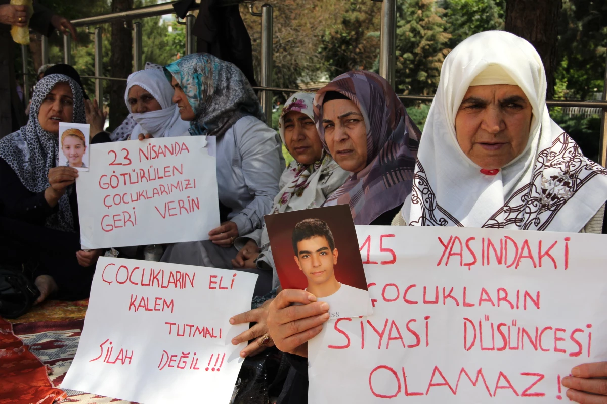 Çocukları PKK Tarafından Kaçırılan Ailelerden Yolda Oturma Eylemi