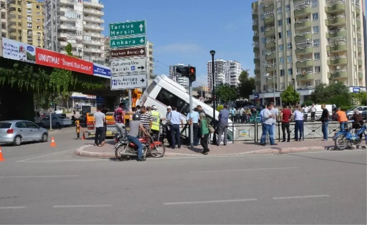 Adana\'da Dolmuş Yayalara Çarptı: 1 Ölü, 3 Yaralı