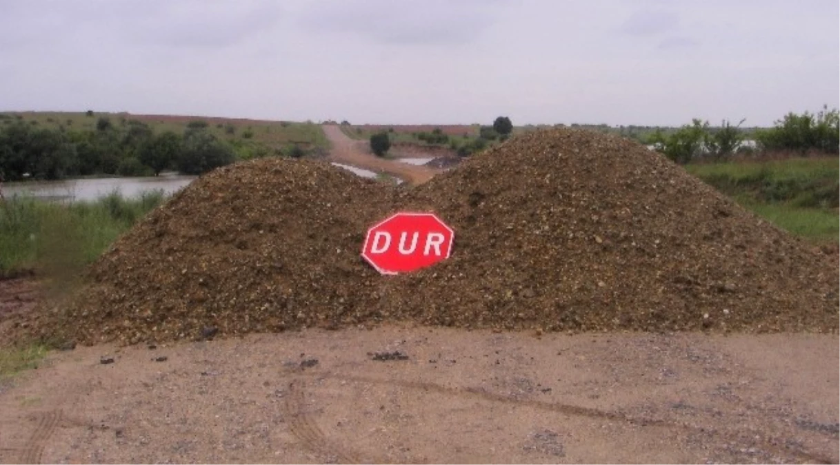 Edirne\'de Taşkın Tehlikesine Karşı Köy Yolları Trafiğe Kapatıldı