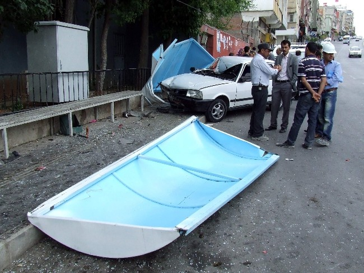 El Freni Çekilmeyen Otomobil Dehşet Saçtı: 1 Ölü, 3 Yaralı