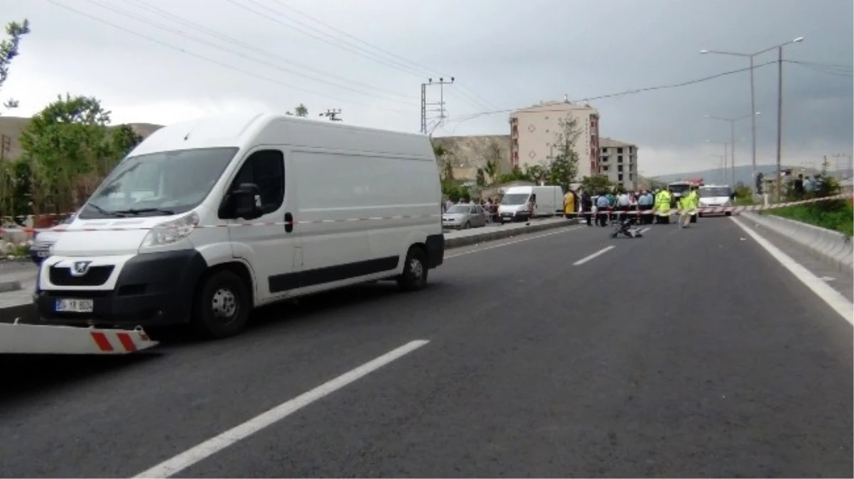 Erciş\'te Trafik Kazası: 1 Ölü, 3 Yaralı