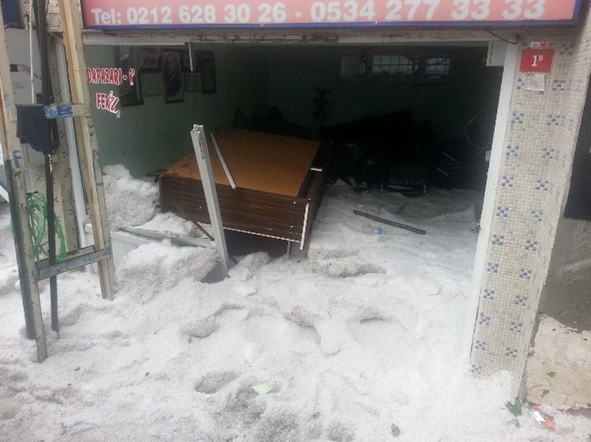 Esenler\'de Lokantada Mahsur Kalan 2 Kişiyi İtfaiye Kurtardı