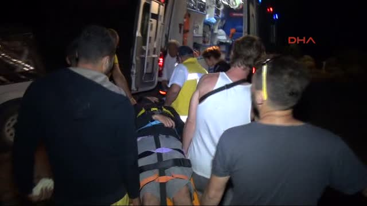 Fethiye\'de Çarpışan İki Paraşütçüden Biri Kayalıklara Düştü