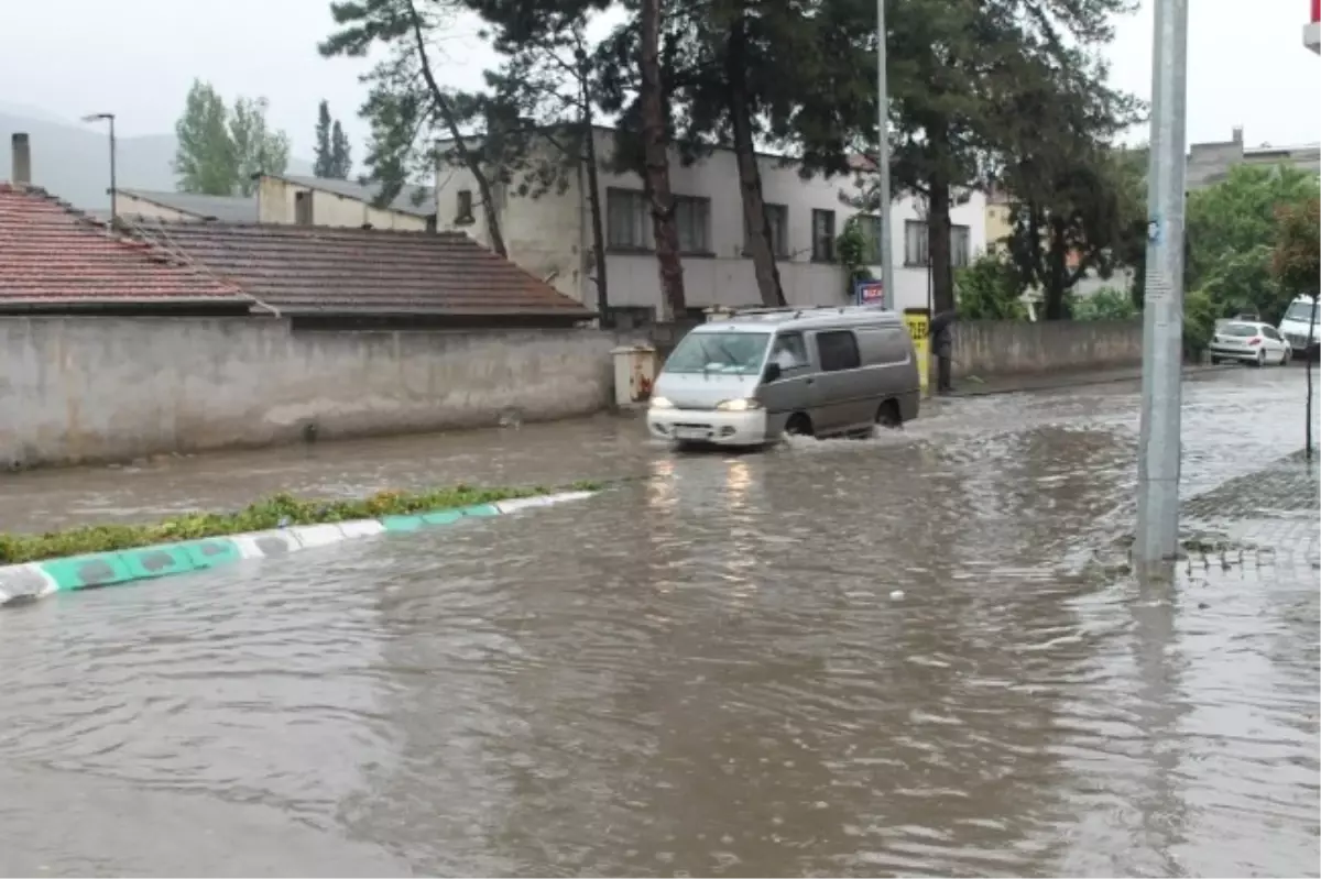 Gemlik\'te Yağmur Su Baskınlarına Neden Oldu