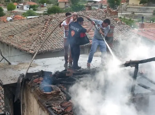 Havran’daki Yangında İki Ev Kül Oldu Son Dakika