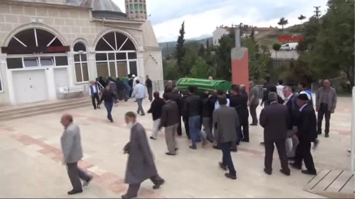 İnşaattan Düşerek Ölen Baba ve Oğlu Tokat\'ta Toprağa Verildi