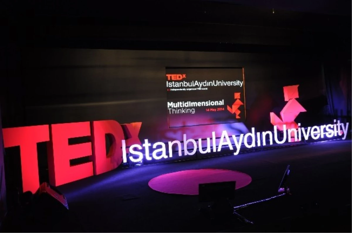 İstanbul Aydın Üniversitesi \'Çok Boyutlu\' Düşündürdü