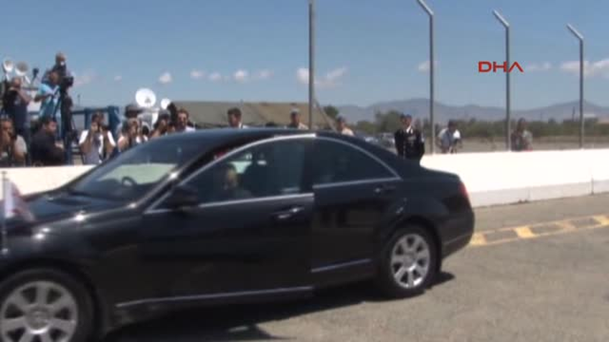 KKTC Cumhurbaşkanı Eroğlu ve Rum Lider Anastasiadis Ara Bölgede Bir Araya Geldi