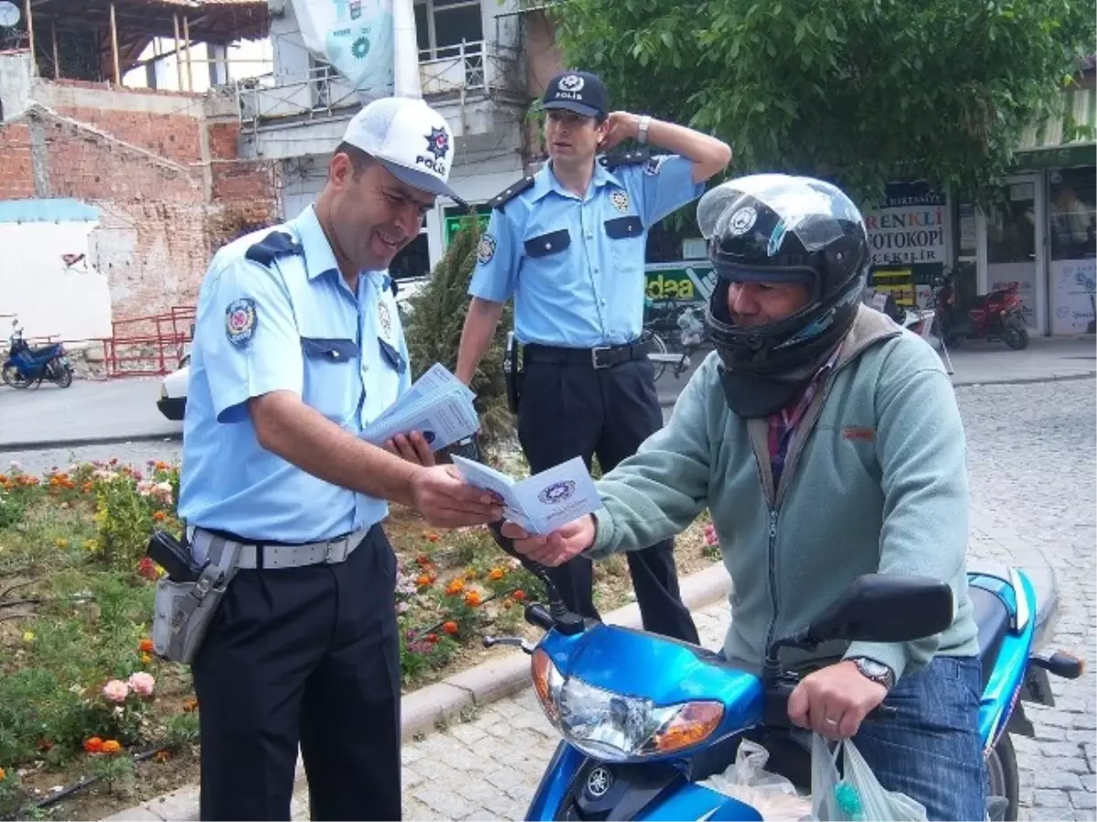 Kula Polisinden Broşürlü Kask Uyarısı