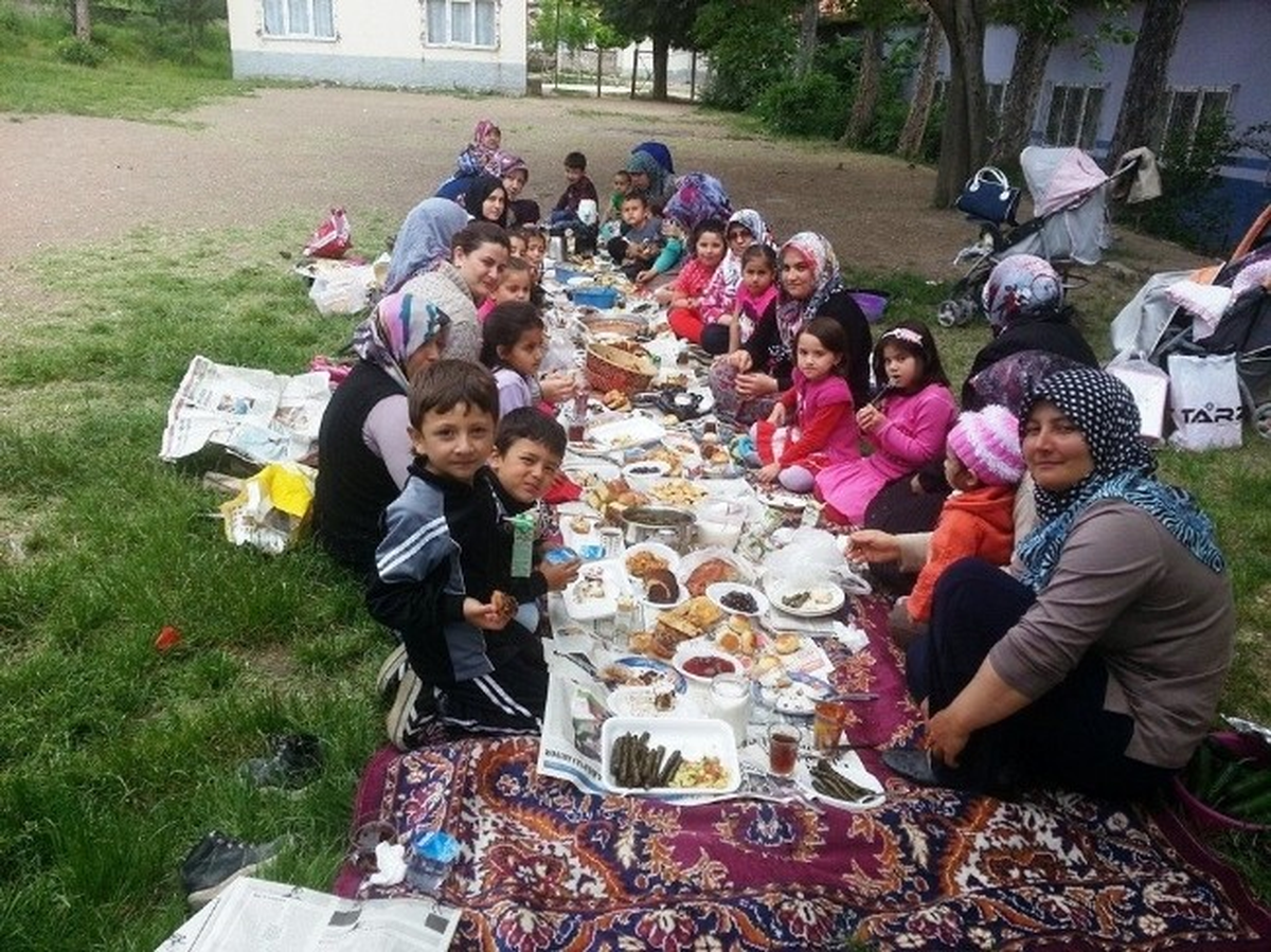 Hisarcık\'ta Minik Öğrenci ve Annelerine Çay Partisi