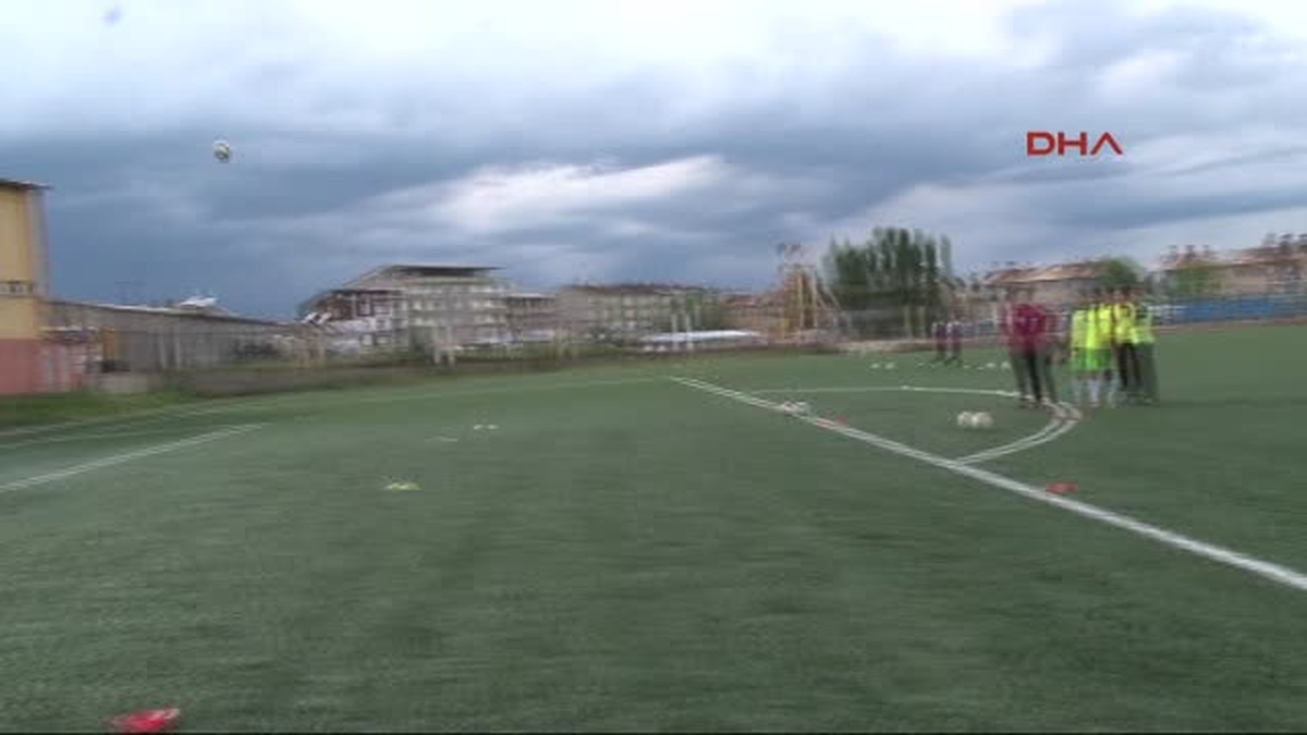 Muş\'ta Kadın Futbolcular En Centilmen Oyuncu