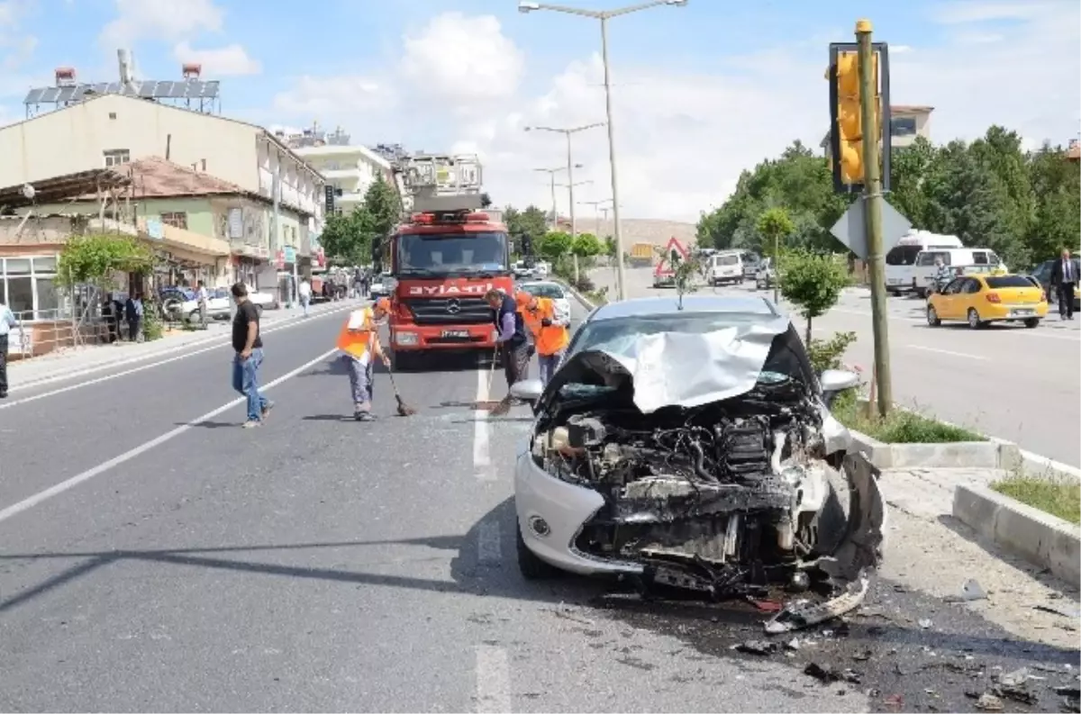 Otomobiller Çarpıştı: 2 Yaralı