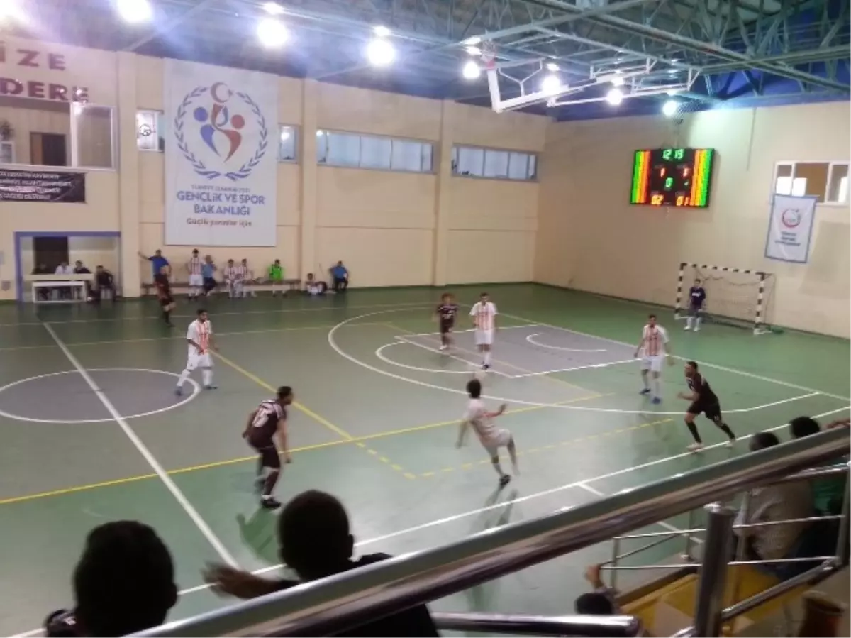 Rize Futsal\'da Sampiyon Kopuzlar Vakfı Veliköyspor Oldu