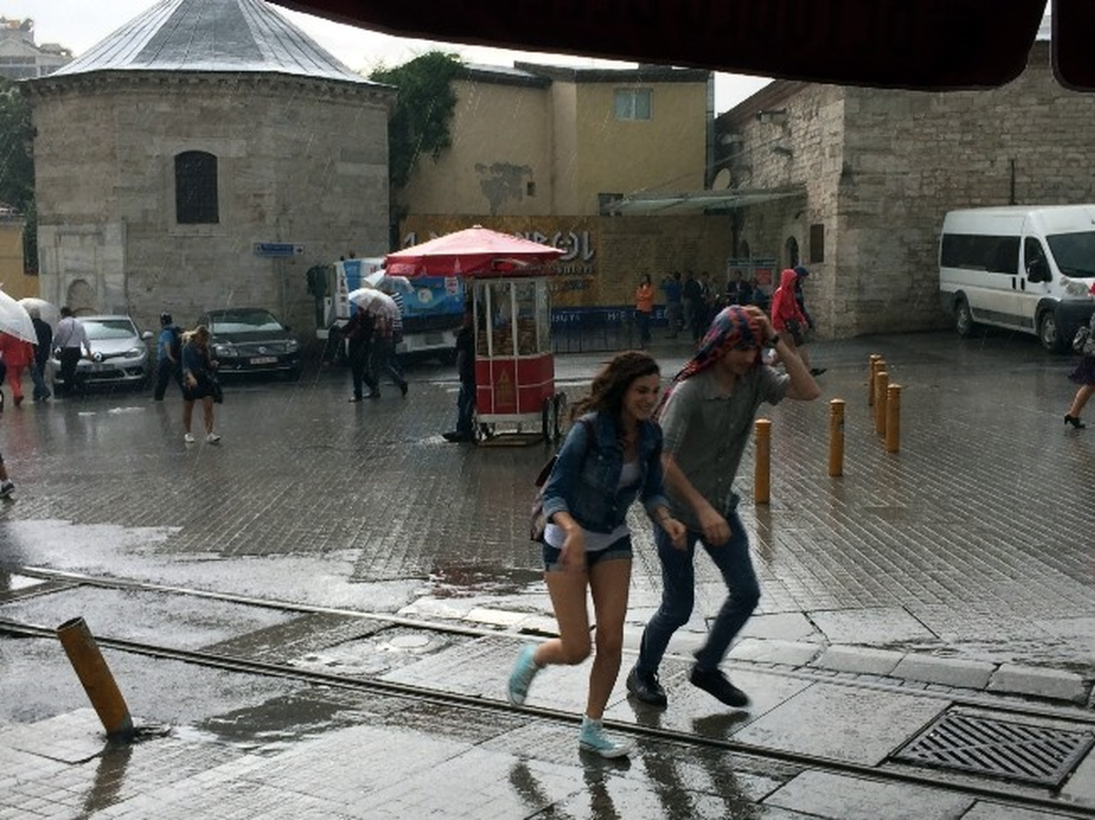 Taksim\'de Vatandaşlar Yağmura Hazırlıksız Yakalandı