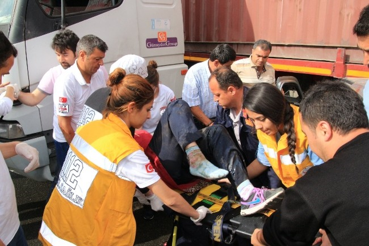 Nazilli\'de Tırın Altına Giren Otomobildeki 2 Kişi Yaralandı