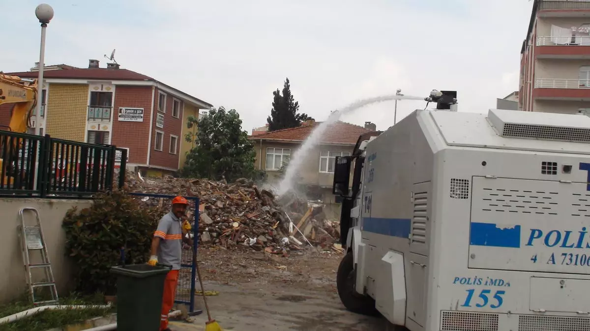 TOMA Bu Kez Toz Kalkmaması İçin Su Sıktı