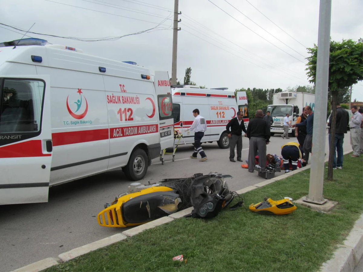 Turhal\'da Trafik Kazası: 2 Yaralı
