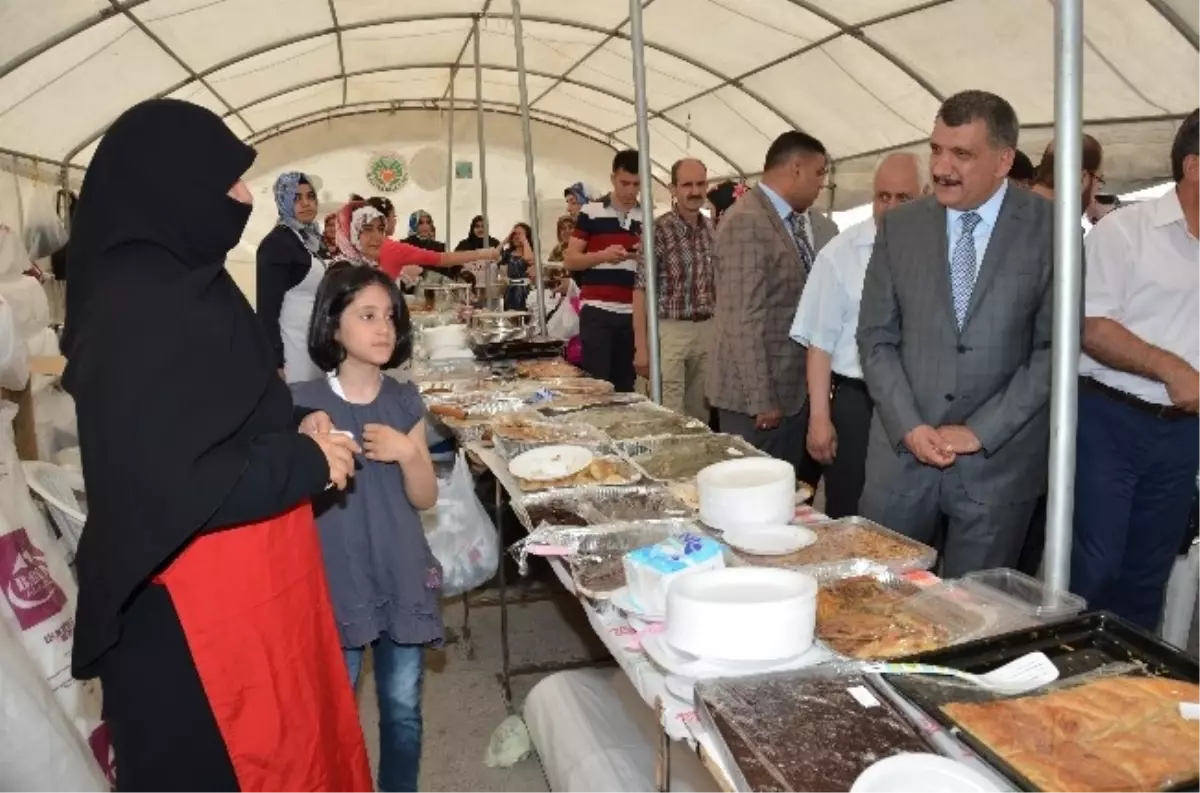 Yetimler Derneği Kermes Açtı