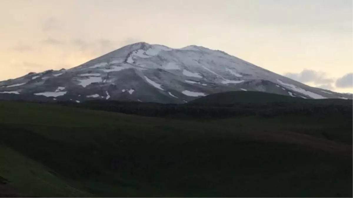 Ağrı\'da Yüksek Kesimlere Kar Yağdı