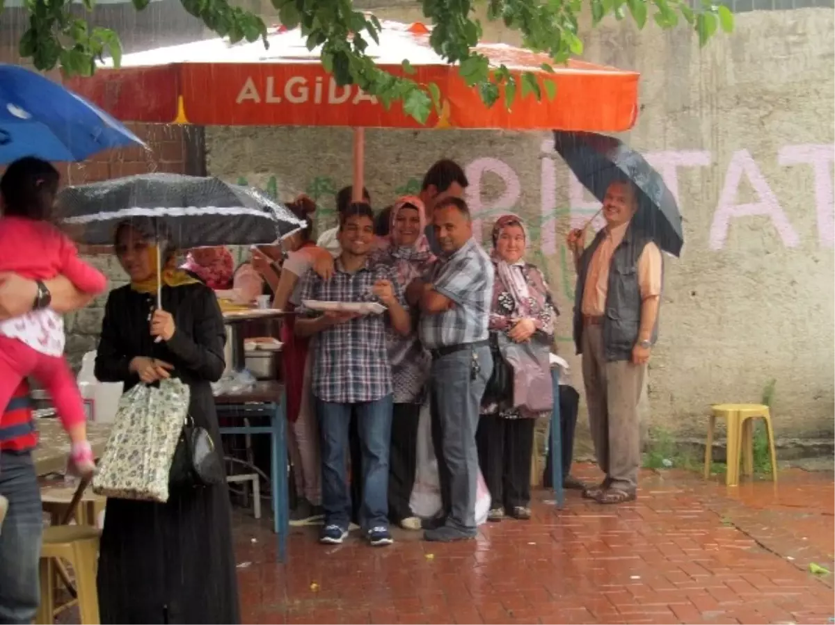 Balıkesir\'de Aşırı Yağmur Düğüncüleri Vurdu