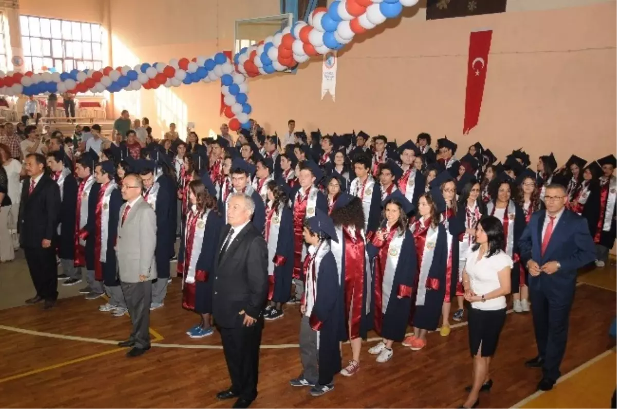 Denizli Anadolu Lisesi Öğrencilerinin Mezuniyet Sevinci