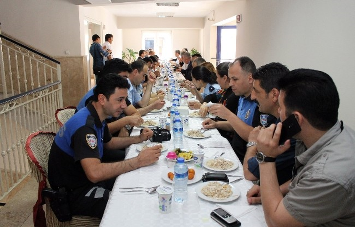 Denizli\'de Polisten Pilav İkramı