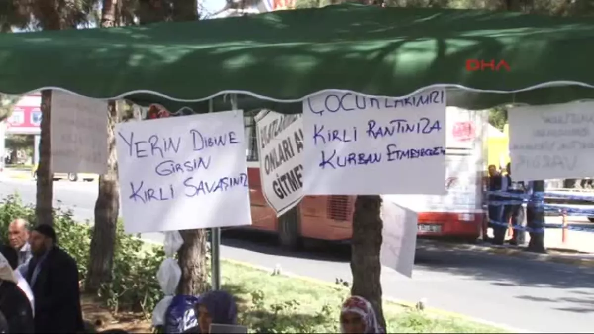 Diyarbakır\'da Ailelerin Orta Refüjdeki Eylemi Sürüyor