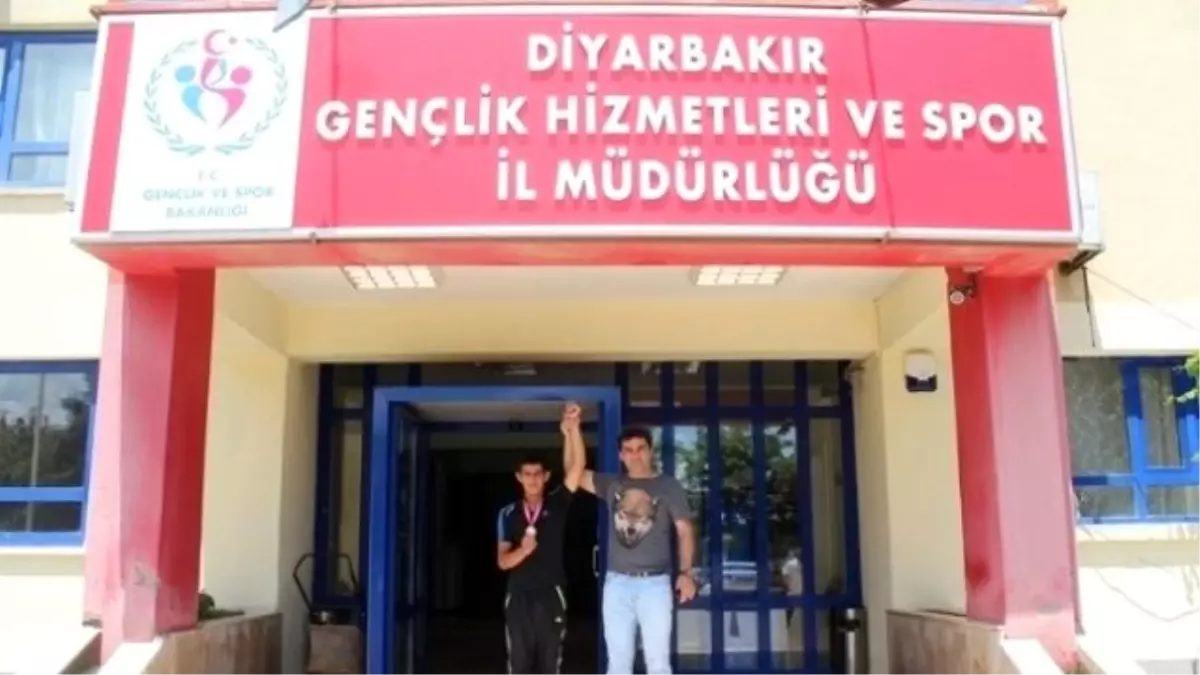 Diyarbakırlı Minik Güreşçi Bölge Şampiyonu