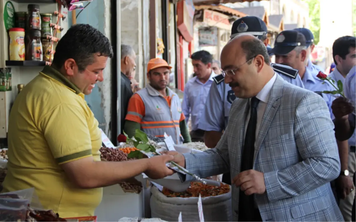 Esnafa Gül Dağıtılarak Destek İstendi