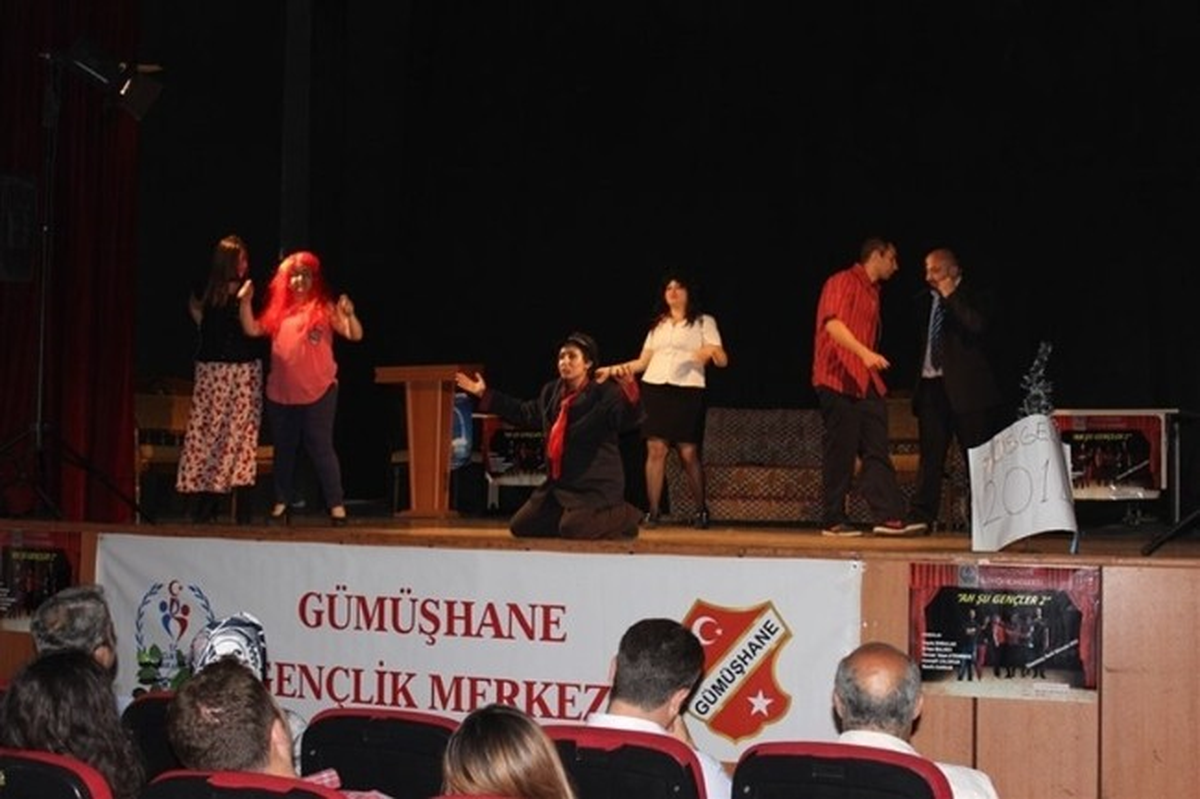 Gümüşhane\'de "Ah Şu Gençler" Sahnelendi