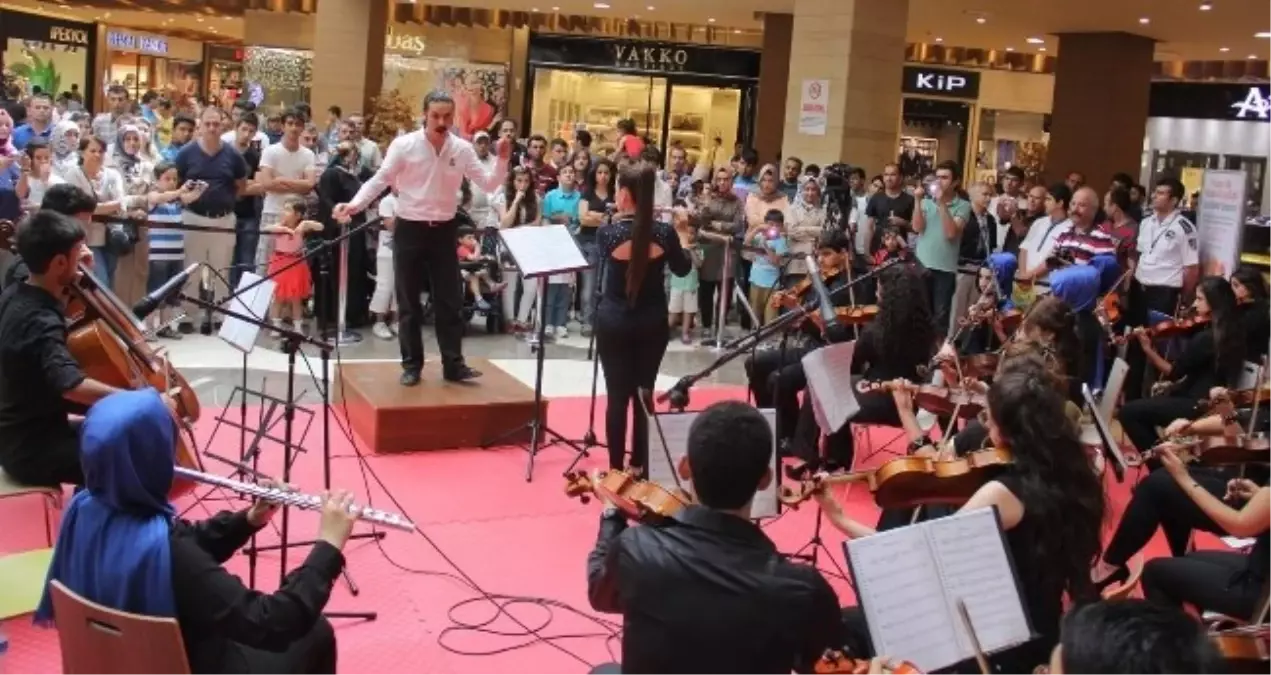 Güzel Sanatlar Lisesi Öğrencileri Piazza\'da Konser Verdi