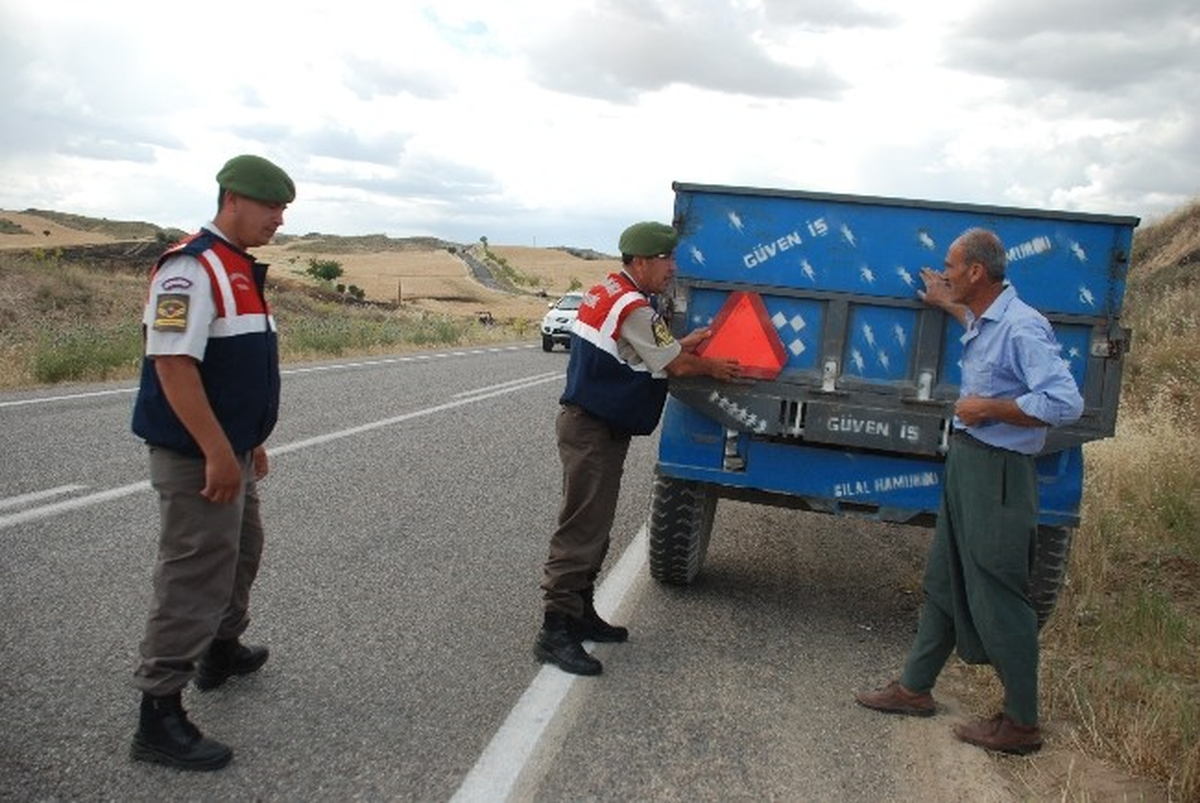Jandarma Trafik Ekipleri Traktörleri Denetledi